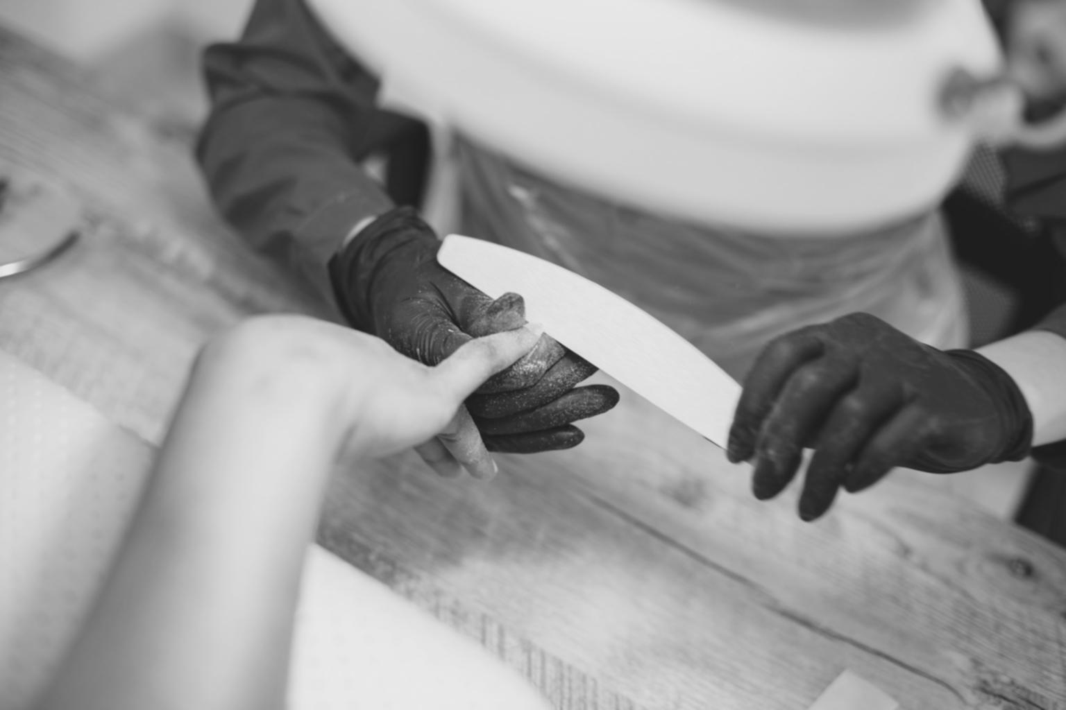 Studentessa durante una lezione pratica di nail art con supervisione docente